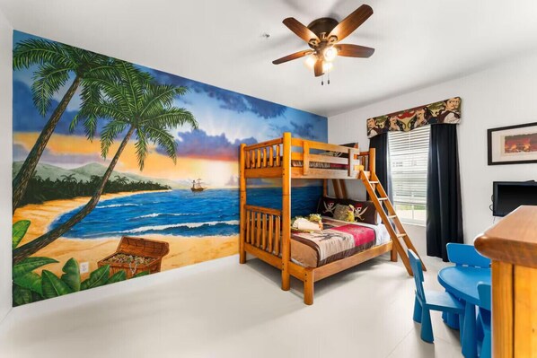 3 chambres, bureau, fer et planche à repasser, lit de bébé portatif