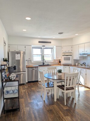 ثلاجة، ميكروويف، فرن، موقد طهي مسطح