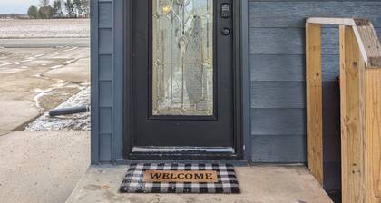 Delightful 2-bedroom house with WiFi, AC between Greentown & Kokomo