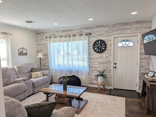 Delightful 2-bedroom house with WiFi, AC between Greentown & Kokomo