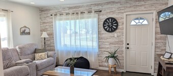 Delightful 2-bedroom house with WiFi, AC between Greentown & Kokomo