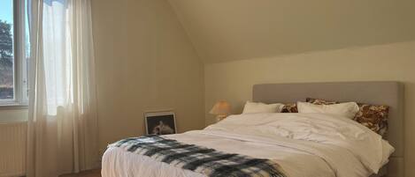 4 bedrooms, iron/ironing board, WiFi, bed sheets