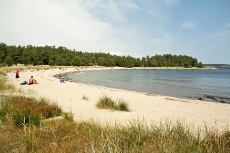ビーチ. Semi-detached house near the sea, Gotland ferry and archipelago boats