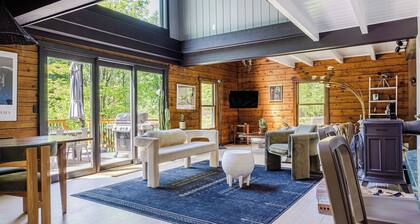 Pool+hot Tub, Firepit Near Hikes, Shops, Dining Cragswood Lodge by Avantstay