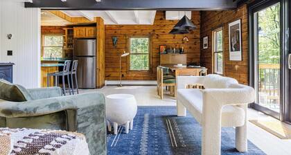 2 Cabins w/ Hot Tub, Pool, Firepit, & Outdoor Dining Minutes From Wineries