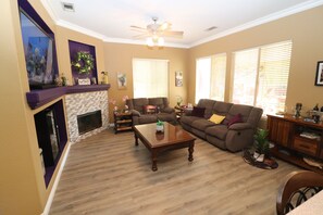 Living area - Gated Country Vineyard Estate w 3br/2ba, office and pool (Perris)