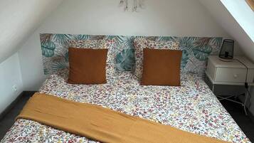 2 bedrooms, iron/ironing board, free WiFi, bed sheets