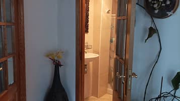 Serviettes fournies, papier toilette