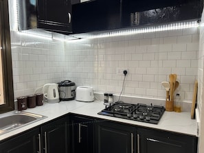 Fridge, microwave, oven, stovetop - JV Cosy 2 Bed CBD Dar es Salaam (Dar es Salaam)