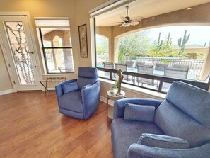 スマートテレビ、暖炉、テレビゲーム、テーブルサッカー台