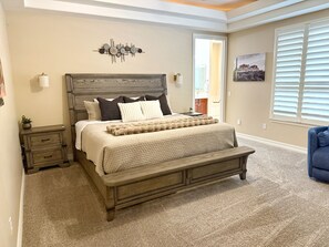 6 bedrooms, desk, iron/ironing board, travel crib