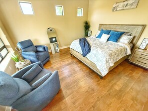 6 室のベッドルーム、デスク、アイロン / アイロン台、旅行用ベビーベッド