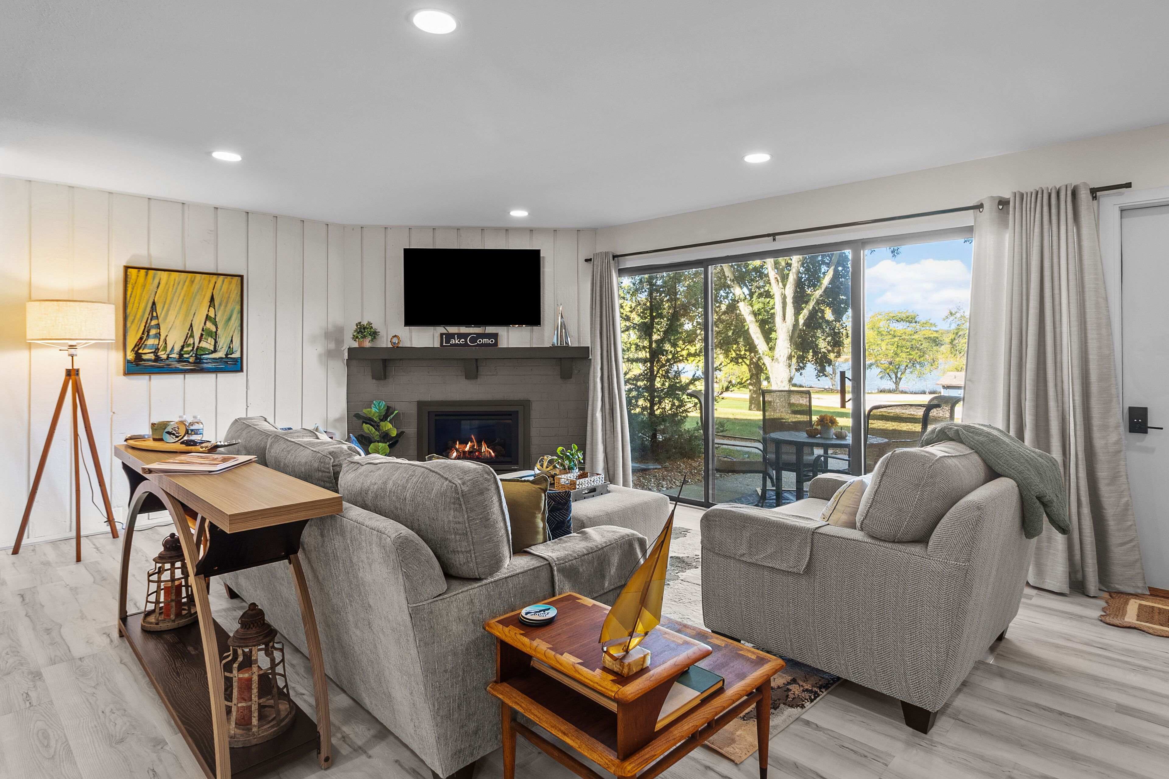 Una Smart TV, una chimenea, libros