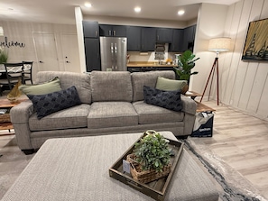 Smart TV, chimenea y libros