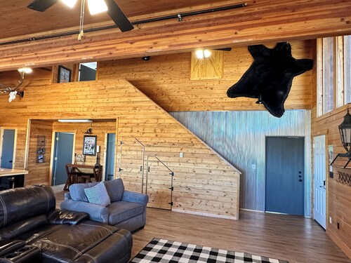 Spacious 5-bedroom, 5-Bathroom lodge! Sleeps 22! Across from famous Cody rodeo!