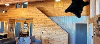 Spacious 5-bedroom, 5-Bathroom lodge! Sleeps 22! Across from famous Cody rodeo!