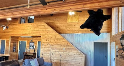 Spacious 5-bedroom, 5-Bathroom lodge! Sleeps 22! Across from famous Cody rodeo!