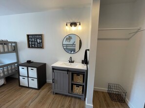 5 bedrooms, iron/ironing board, WiFi, bed sheets