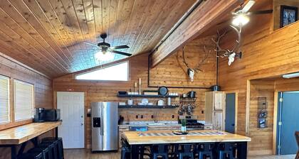 Spacious 5-bedroom, 5-Bathroom lodge! Sleeps 22! Across from famous Cody rodeo!