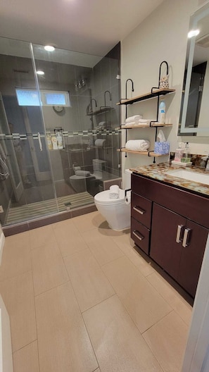 Een douche, een haardroger, handdoeken, zeep