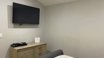 1 slaapkamer, een kluis op de kamer, een strijkplank/strijkijzer