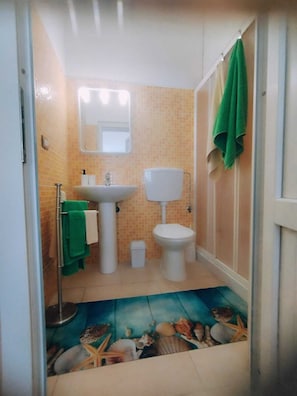Een douche, een haardroger, handdoeken, zeep