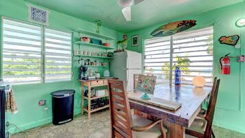 Departamento Confort, 4 habitaciones, cocina, frente al mar | Cocina privada | Cafetera y tetera y tetera eléctrica