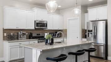 Køleskab, mikrobølgeovn, ovn, kogeplade