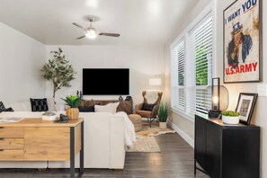 Smart TV, offices, computer monitors, printers - Hole in One with Hot Tub - Ping Pong - Darts - Slots Machine and Game Room, 22 Miles to the top of Bogus Basin! (Boise)