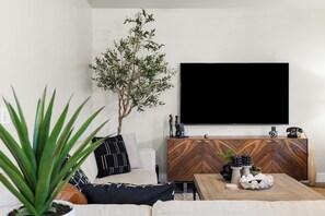 Smart-tv, een kantoor, een computerscherm en een printer