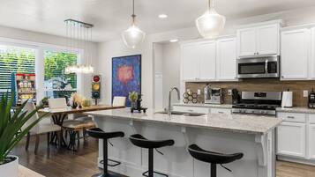 Køleskab, mikrobølgeovn, ovn, kogeplade