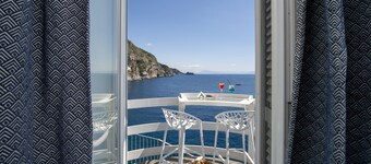 Romantic Room - A Rockside Escape