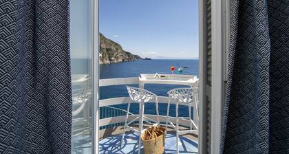 Romantic Room - A Rockside Escape