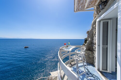 Romantic Room - A Rockside Escape