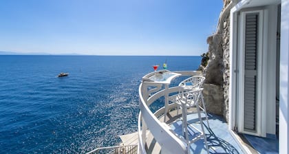 Romantic Room - A Rockside Escape