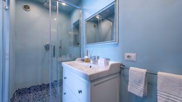 Doccia, asciugacapelli, bidet, asciugamani
