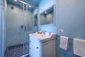 Douche, sĂšche-cheveux, bidet, serviettes fournies