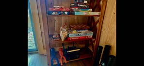 Games room - Lakeside 2-bedroom house with WiFi in Big Bear Lake EV Charger Huge Backyard (Big Bear Lake)