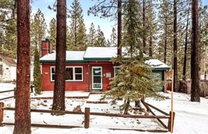 Exterior - Lakeside 2-bedroom house with WiFi in Big Bear Lake EV Charger Huge Backyard (Big Bear Lake)