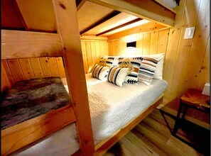 2 bedrooms, WiFi, bed sheets - Lakeside 2-bedroom house with WiFi in Big Bear Lake EV Charger Huge Backyard (Big Bear Lake)