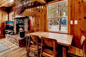 Dining - Lakeside 2-bedroom house with WiFi in Big Bear Lake EV Charger Huge Backyard (Big Bear Lake)