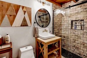 Shower, hair dryer, towels, soap - Lakeside 2-bedroom house with WiFi in Big Bear Lake EV Charger Huge Backyard (Big Bear Lake)