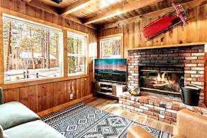 Interior - Lakeside 2-bedroom house with WiFi in Big Bear Lake EV Charger Huge Backyard (Big Bear Lake)