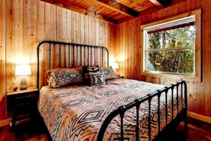 2 bedrooms, WiFi, bed sheets - Lakeside 2-bedroom house with WiFi in Big Bear Lake EV Charger Huge Backyard (Big Bear Lake)