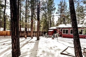 Property grounds - Lakeside 2-bedroom house with WiFi in Big Bear Lake EV Charger Huge Backyard (Big Bear Lake)
