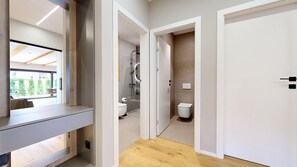 Family Apartment, Mountain View | Bathroom | Shower, hair dryer, towels, soap - Stay Here Living  (Thiersee)