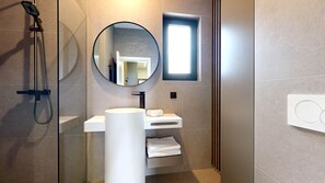 Signature appartement, meerdere bedden, uitzicht op bergen | Badkamer | Een douche, een haardroger, handdoeken, zeep