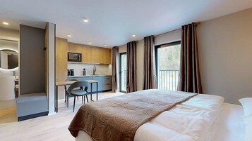 Estudio Signature, vistas al patio, planta ejecutiva | Caja fuerte, cortinas opacas, tabla de planchar con plancha