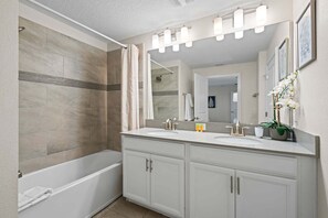 Shower, hair dryer, towels, soap - Chic Resort Getaway – 15 Min to Disney (Kissimmee)