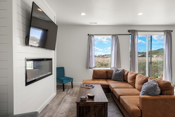 Smart-TV, Kamin, Arbeitsbereiche